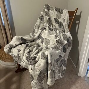BEAUTIFUL Home Comfort Plush Brown & Grey Blanket Throw Leaf Pattern